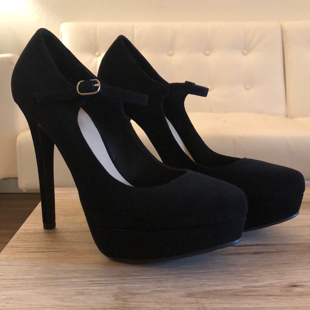 Black closed toe heels